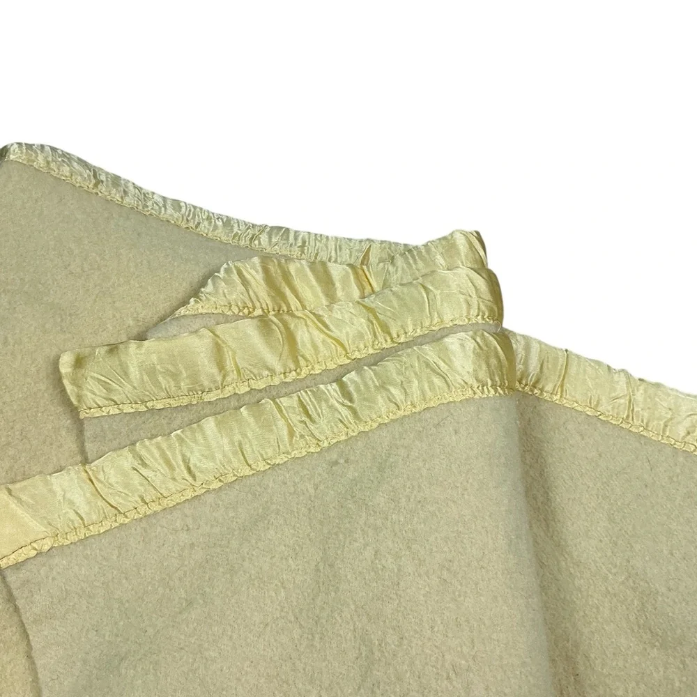 Vintage 1960s/70s pale yellow wool reversible blanket 51x70